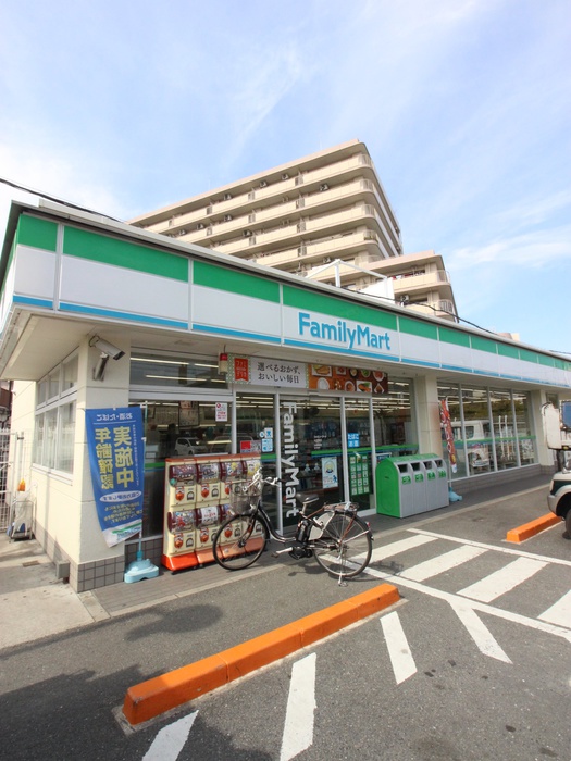 コンビニ　ファミリーマート佐太中７丁目店（コンビニ）まで700m