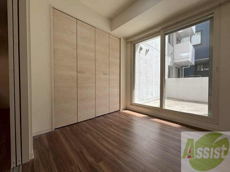 その他部屋・スペース　寝室はこちらです。光が差し込む、温かみのあるお部屋です。