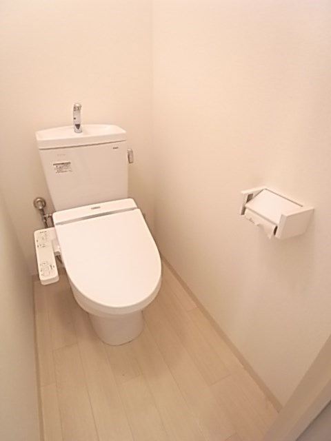 トイレ　落ち着いた色調のトイレです