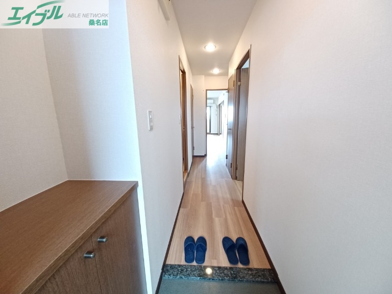 玄関　同物件、別部屋写真です