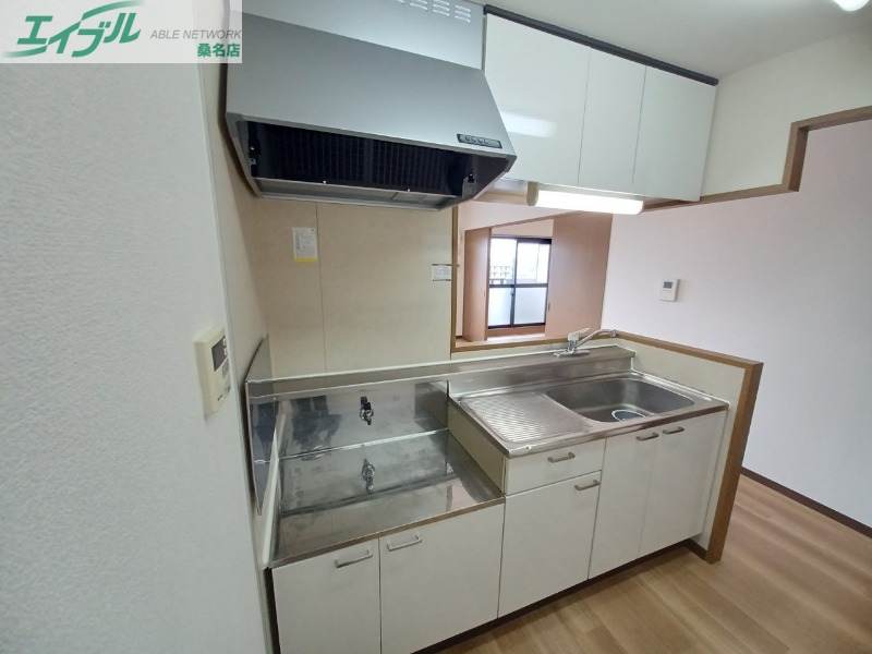 キッチン　同物件、別部屋写真です