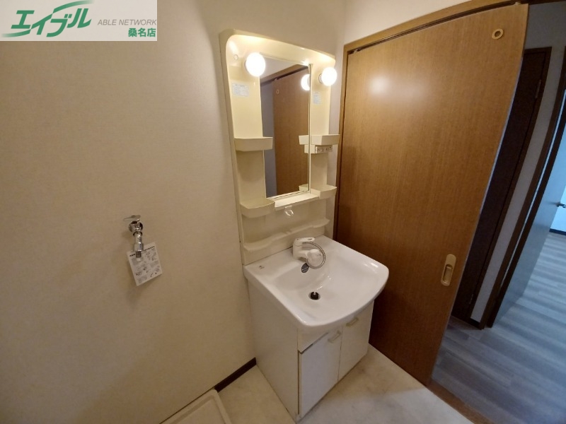 洗面設備　同物件、別部屋写真です