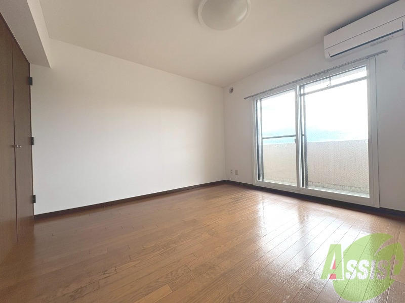 居室・リビング　８帖の洋室です。お部屋を広く使えますね。