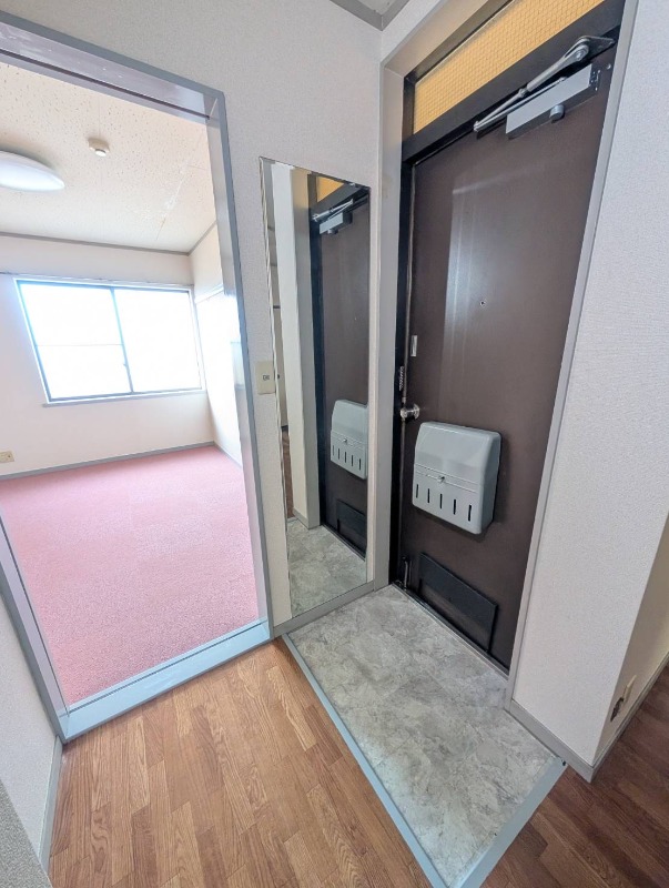 玄関　他号室の写真になります。