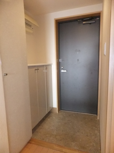 玄関　玄関　同タイプのお部屋写真を使用しております