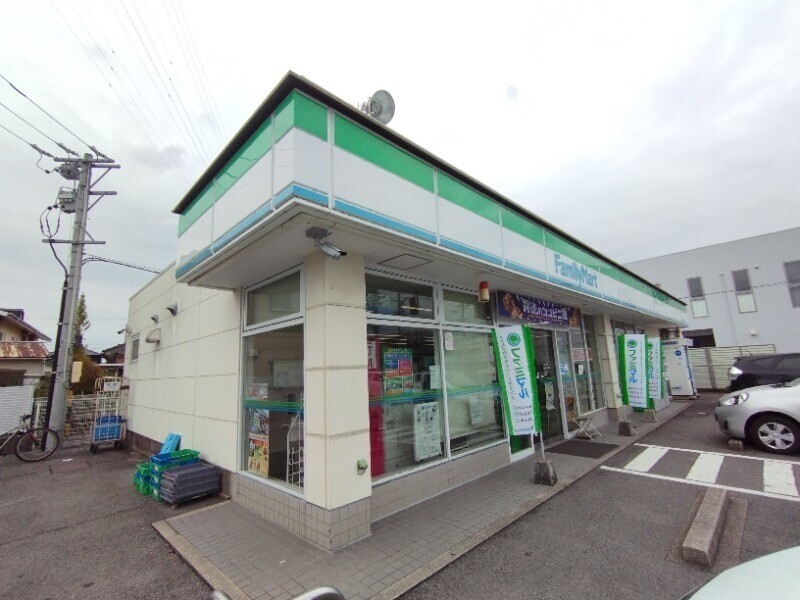 コンビニ　ファミリーマート日名本町店（コンビニ）まで582m