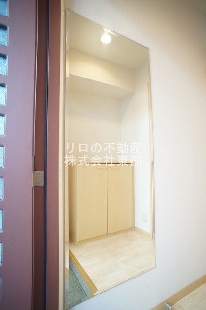 玄関　便利な鏡付！！身だしなみチェックができますね♪