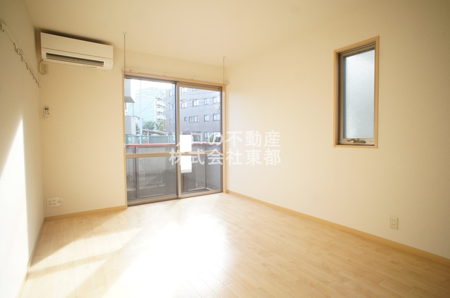 居室・リビング　２面採光なので、明るく風通しのよい過ごしやすいお部屋です♪