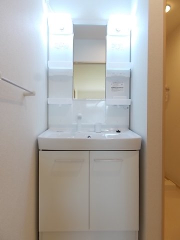 洗面設備　コンパクトで使いやすい洗面所
