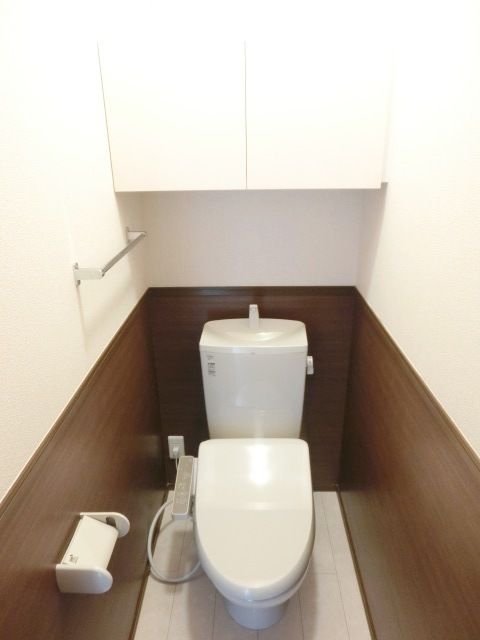 トイレ　温水洗浄機能付きのトイレです。