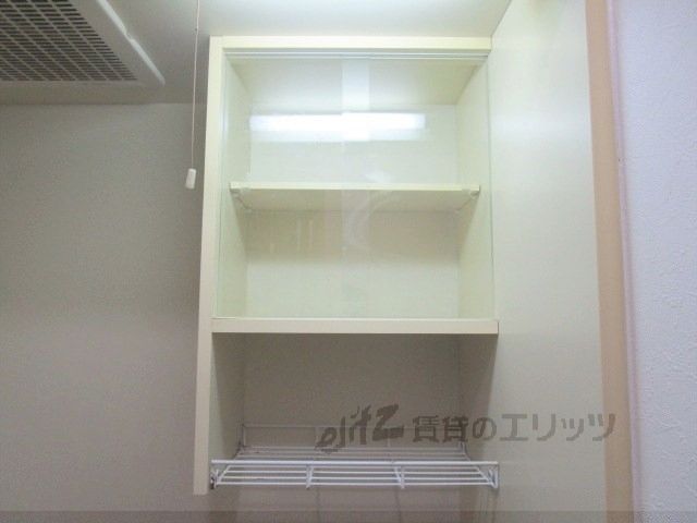収納　キッチン上部