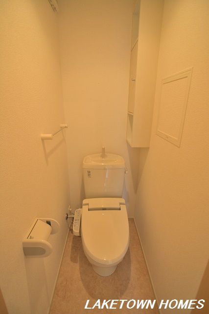 トイレ　収納のあるウォシュレット付のトイレです。