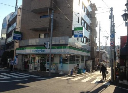 コンビニ　ファミリーマート三軒茶屋一丁目店（コンビニ）まで293m