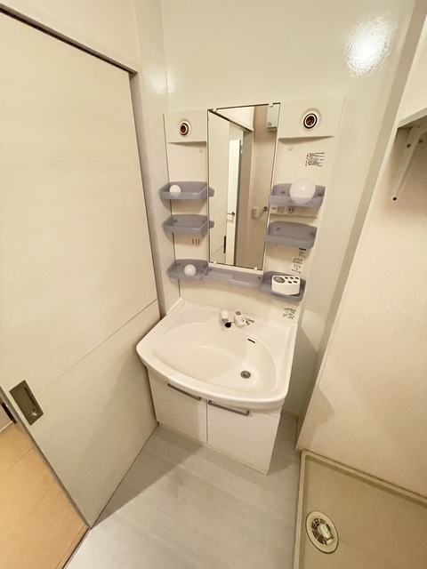 洗面設備　別部屋参考写真です