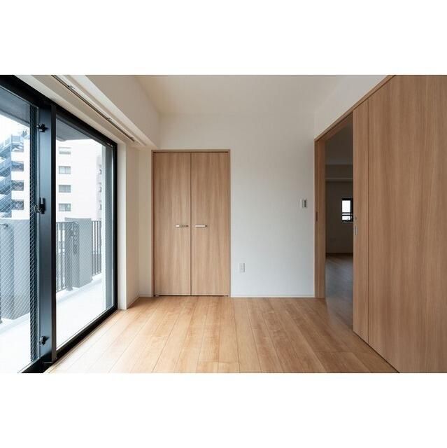 その他部屋・スペース　開放的な寝室です