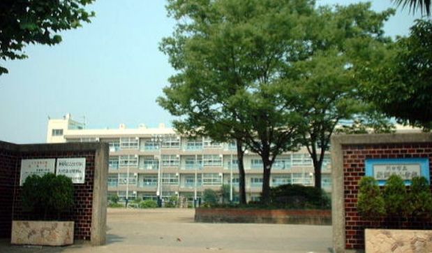 小学校　川口市立新郷東小学校（小学校）まで827m
