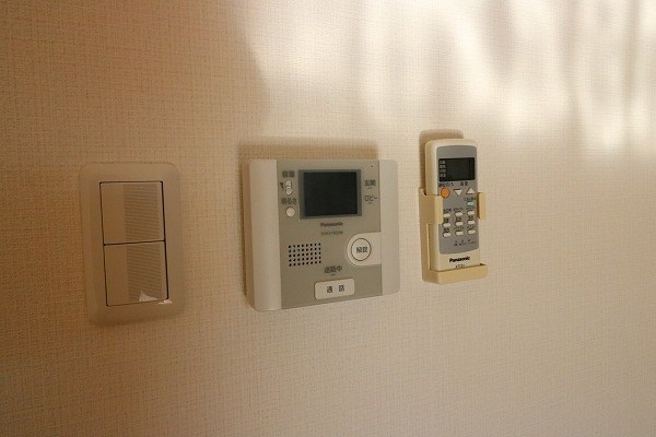セキュリティ　テレビモニターインターフォン。不審者は玄関前でシャットアウト
