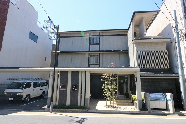 建物外観　京都西陣の街並みに溶け込む外観デザイン。