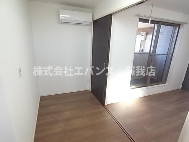 その他部屋・スペース　落ち着いた色調の寝室です
