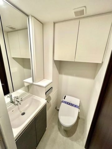 洗面設備　ゆったりとスペースのある洗面所