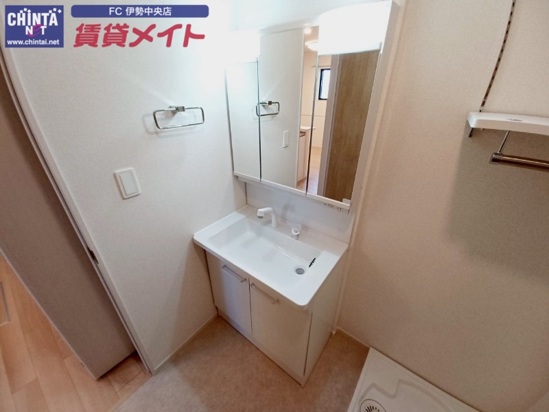 洗面設備　同型参考写真です