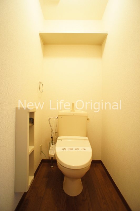 トイレ　トイレットペーパーのストックは上部収納棚に収納できます☆