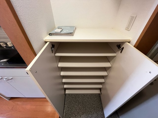玄関　同建物内、別のお部屋の参考写真になります