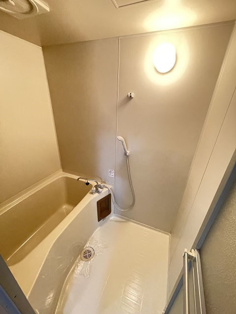 バス・シャワールーム　落ち着いた空間のお風呂です