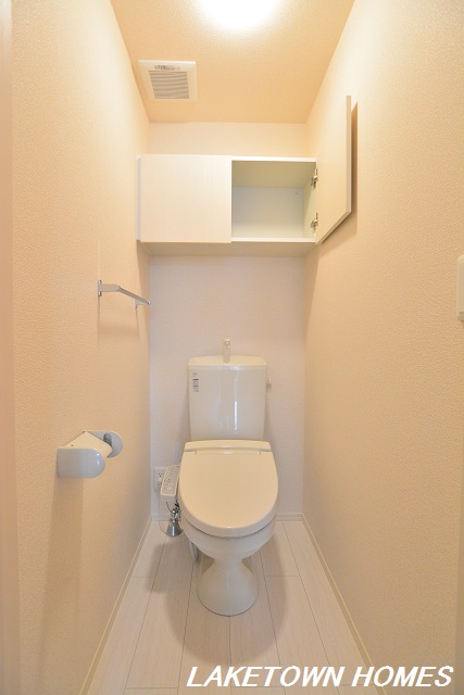 トイレ　上部に収納のある温水洗浄便座付のトイレです。