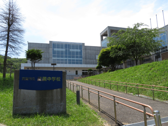 中学校　室蘭市立星蘭中学校（中学校）まで727m