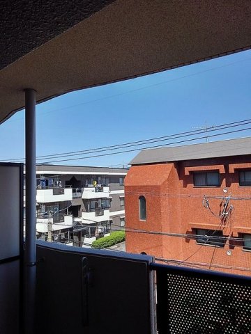 バルコニー　暖かな日差しのふりそそぐバルコニー