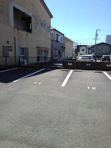 駐車場　駐車場に車を止められます