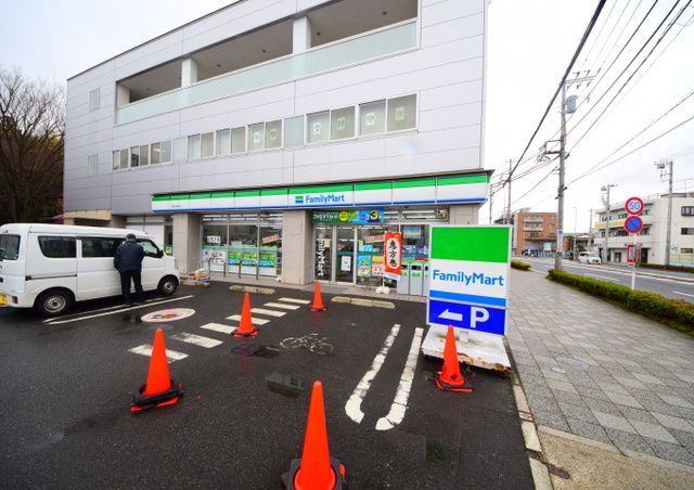 コンビニ　ファミリーマート横浜公田町店（コンビニ）まで460m