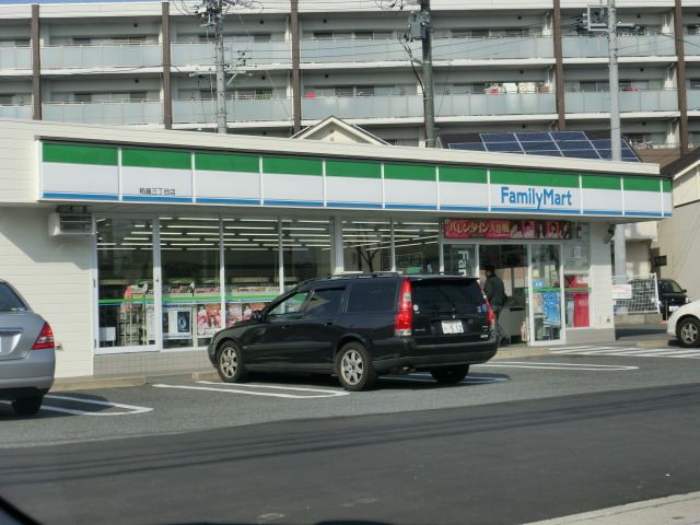 コンビニ　ファミリーマート（コンビニ）まで390m