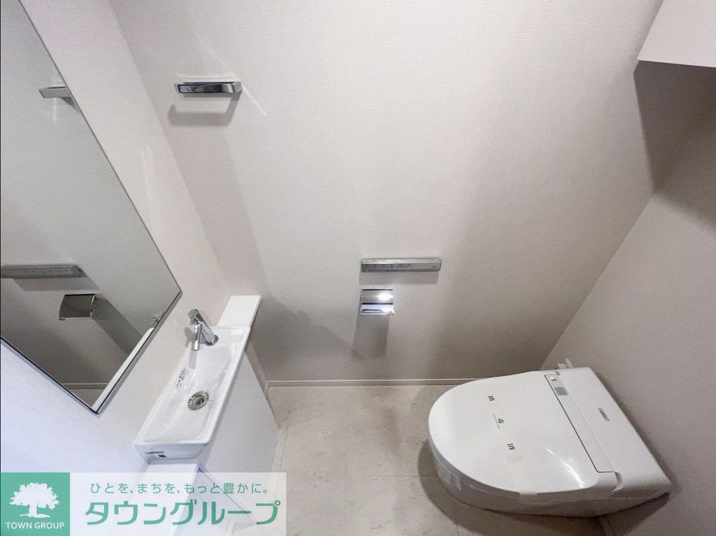 トイレ　温水洗浄便座トイレ（トイレ内に手洗いカウンターがあります）