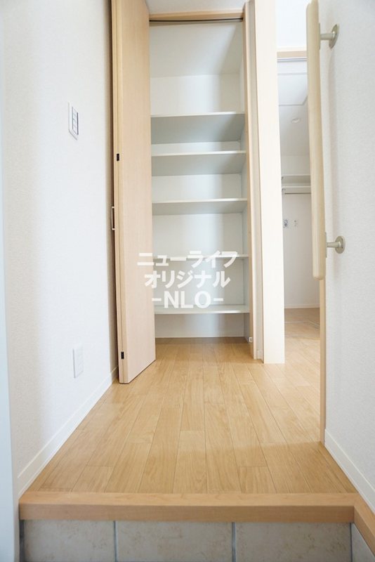 その他設備　玄関ホール　備品のストックや季節物の収納に便利な収納☆