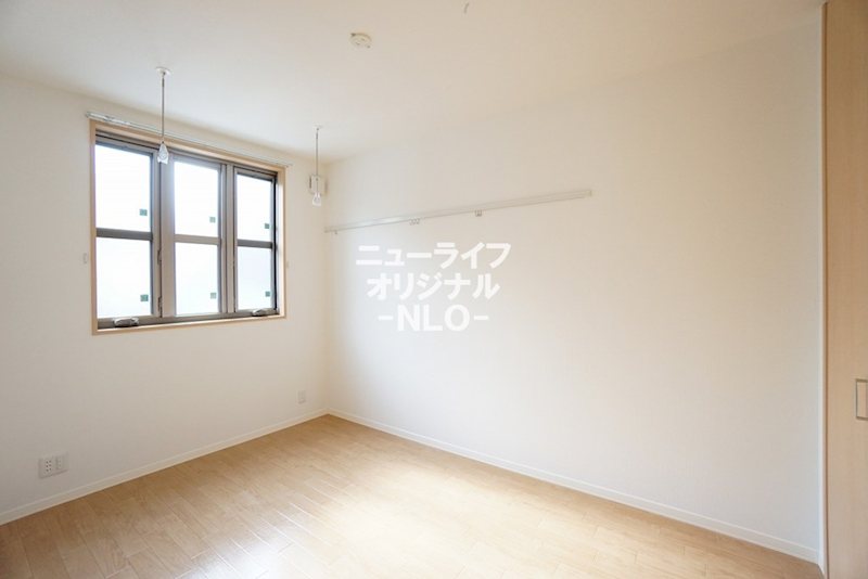 その他部屋・スペース　洋室5.7帖　室内物干し付きです☆