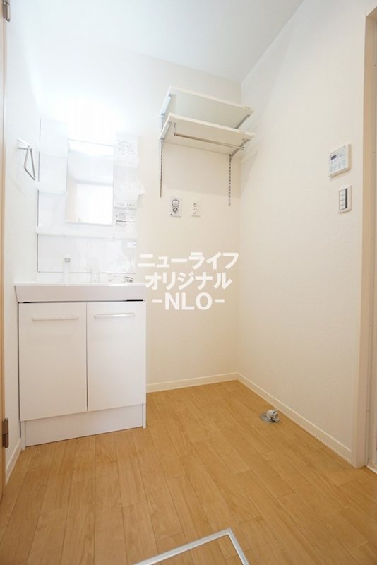 洗面設備　洗濯機置き場の上部には便利な可動式棚が付いています☆