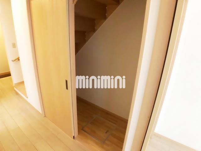 収納　階段の下に収納があります。
