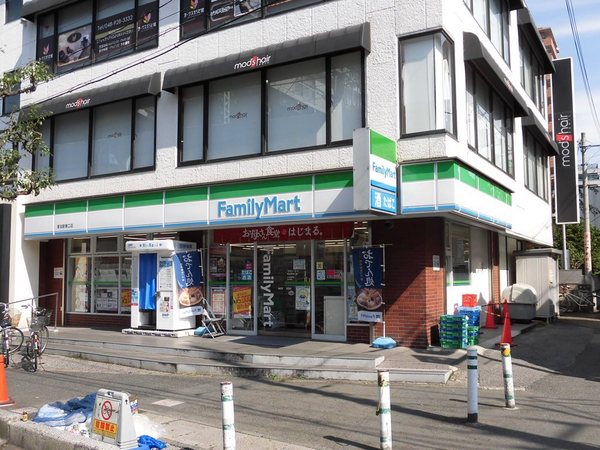コンビニ　ファミリーマート草加駅東口店（コンビニ）まで987m