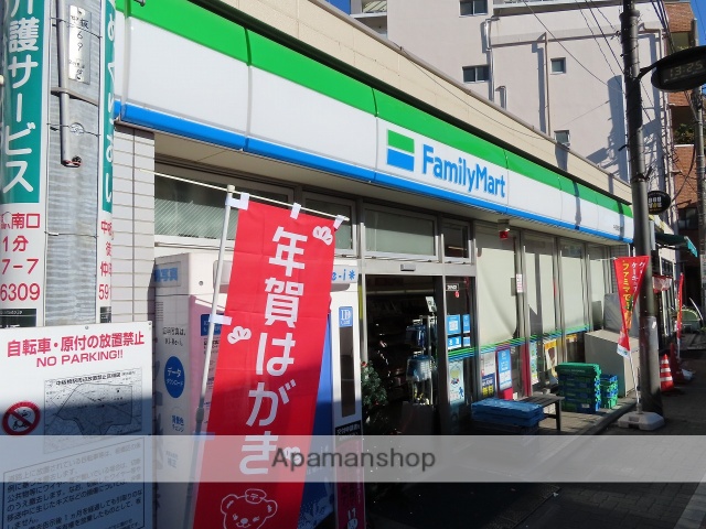 コンビニ　ファミリーマート中板橋駅前店（コンビニ）まで105m