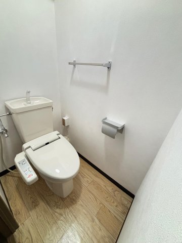 トイレ　お手洗いもクッションフロア張り替えと壁塗り替えをしました。