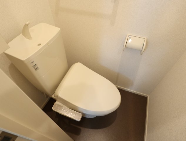 トイレ　落ち着いた色調のトイレです