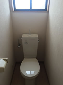 トイレ　落ち着いた色調のトイレです