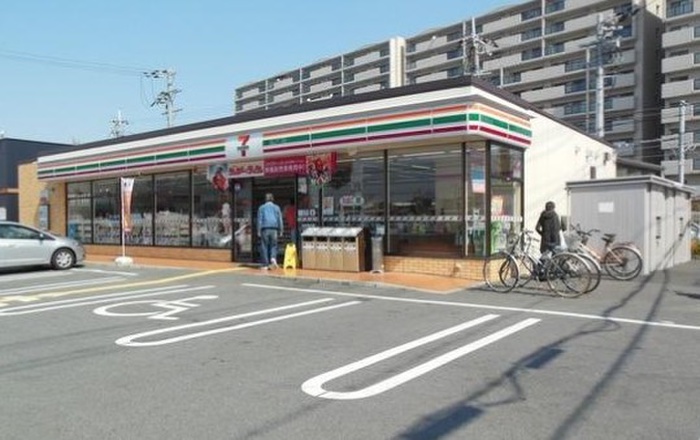 コンビニ　セブンイレブン（コンビニ）まで385m