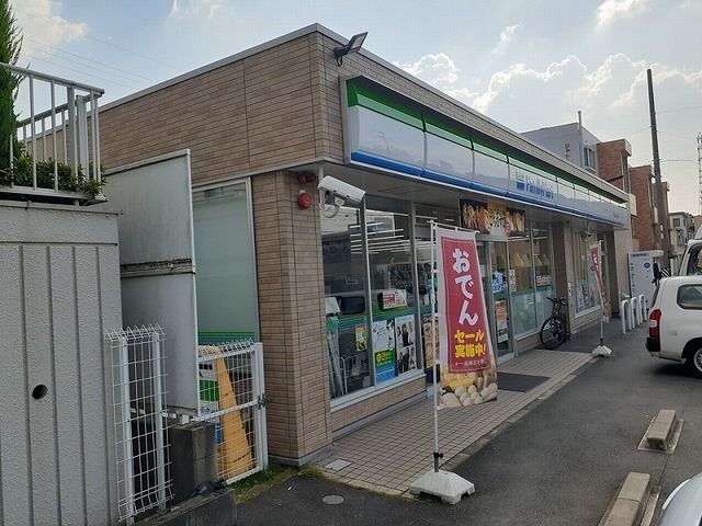 コンビニ　ファミリーマート（コンビニ）まで400m