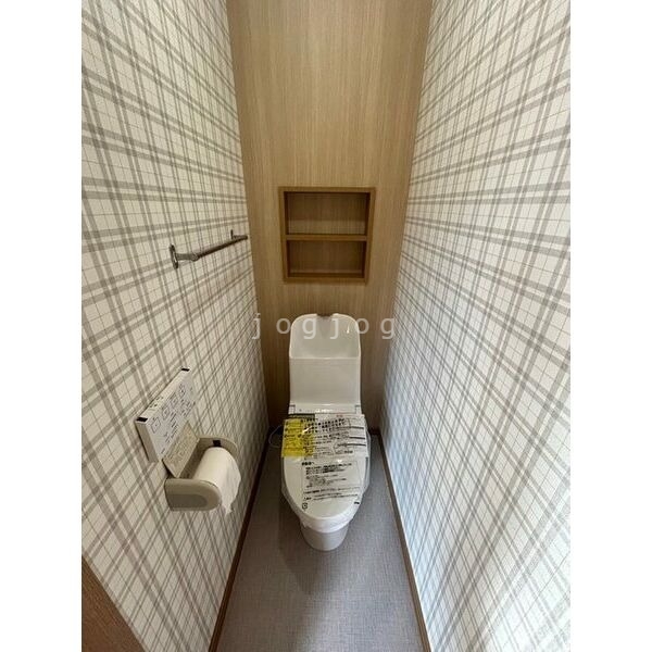 トイレ　嬉しい温水洗浄便座付きのトイレです。