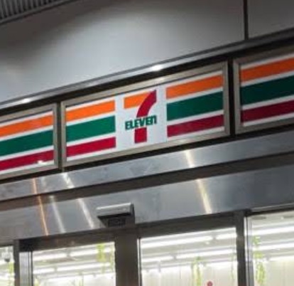 コンビニ　セブンイレブン新高円寺駅前店（コンビニ）まで244m