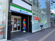 コンビニ　ファミリーマート地下鉄平岸駅前店（コンビニ）まで208m