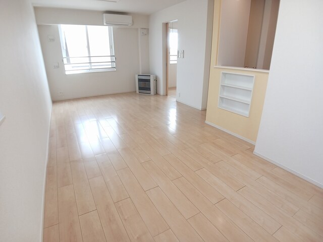 滝川市新町1丁目2LDKアパートの居間写真